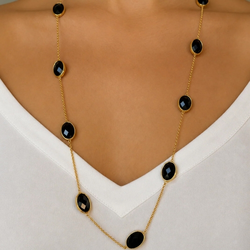 Paulina Just Perfect Necklace Black Gold på hals