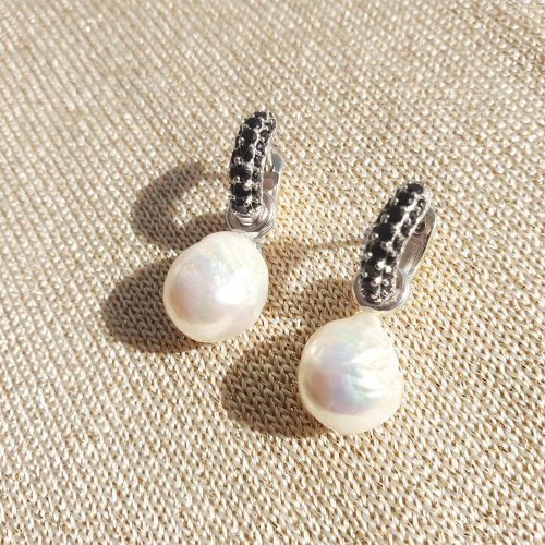 Timeless Tiny Hoops Svart Spinel Silver Charlotte Bonde