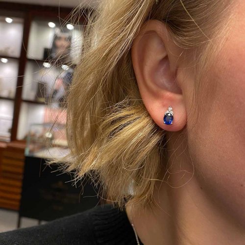 Princess Örhängen Vitguld Safir B0,16ct, Sa1,44ct Chimento